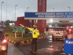 Mesti di Sore Hari Kasat Lantas Bersama Anggota Tetap Pengaturan Lalin di Pintu Masuk Res Area Tol Cipali