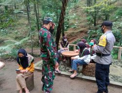 Sinergitas TNI – POLRI Cegah Covid-19, Berikan Edukasi Prokes Di Obyek Wisata