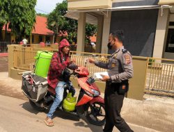 Polsek Kasokandel Lakukan Pembagian Masker Gratis Kepada Masyarakat Pengguna Jalan