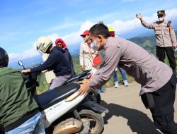 Polisi Bantu Dorong Sepeda Motor Mogok di Kawasan Obyek Wisata Panyaweuyan Majalengka