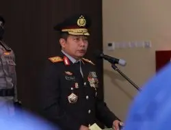 Kapolda Sumsel Memberikan Penghargaan Kepada Anggota Yang Berprestasi 