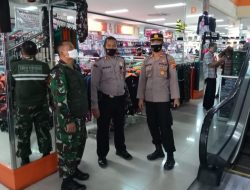 Polsek Cigasong Bersama Koramil Secara Intens Lakukan Pencegahan Penyebaran Covid-19 Dengan Bagikan Masker Gratis