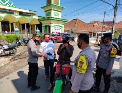 Hingga Ke Pelosok Desa, Polisi di Cingambul Bagikan Masker