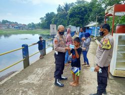 Patroli Wisata, Polisi Edukasi Masyarakat Dengan Bagikan Masker di Obwis Situ Janawi
