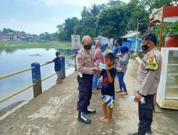 Patroli Wisata, Polisi Edukasi Masyarakat Dengan Bagikan Masker di Obwis Situ Janawi