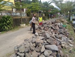 Budayakan Gotong Royong, Kanit Binmas Polsek Cingambul Turut Bantu Warga Desa Binaan Bangun Senderan Jalan Desa