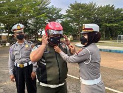 Dit Lantas Polda Jabar Bagikan Helm Kepada Paguyuban Sepeda Motor Kota Banjar