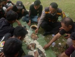 Jalin Kedekatan Dengan Warga, Bhabinkamtibmas Bripda Agum Gumelar Makan Bersama Dengan Warga