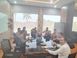 Kapolres Majalengka Bersama Anggota Ajak Kopi Morning Kepada Anggota Satpam Yang Gagalkan Pelaku Teror Bom