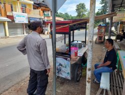 Sasar Pedagang Kaki Lima,Polsek Banjaran Berikan Himbauan Kamtibmas dan Pentingnya Prokes 5M