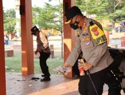 Kapolres Majalengka Terjun Langsung Bersih-bersih Pasca Aksi Unras di Alun – Alun Majalengka