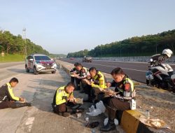 Satlantas Polres Purwakarta sarapan di pinggir jalan KM 77.200 ruas Tol Cipali Sebelum Laksanakan Tugas PAM