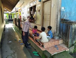 Polisi Peduli Anak, Kanit Binmas ini Sambangi Anak-Anak Yang Sedang Bermain