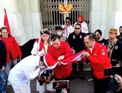 Air Mata Hari Jatuh Saat Anton Charlian Mencium Bendera Saat Peringatan Hari Lahir Pancasila