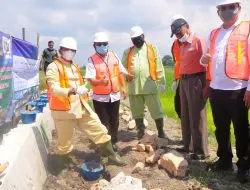 BUPATI BELTIM MELETAKKAN BATU PONDASI SALURAN IRIGASI DI DANAU NUJAU