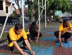 Jumat Bersih, Anggota Polres Majalengka Gelar Kerja Bakti Bersih bersih di Lingkungan Mako Polres Majalengka