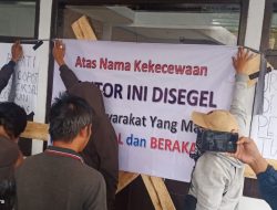 Warga Desa Cikareo Wado Segel Kantor Desa