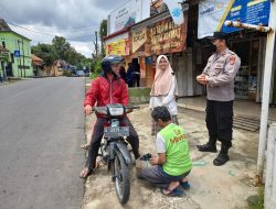 Patroli Bhabinkamtibmas Himbau Warga Binaan Agar Patuhi Prokes Saat Keluar Rumah