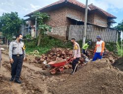 Dalam Rangka HUT Bhayangkara ke 76, Kanit Binmas Bersama Bhabinkamtibmas Bantu Warga Pembangunan Saluran Air