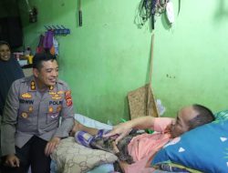 Dalam Rangka HUT Bhayangkara Ke 76, Polres Majalengka Gelar Bhakti Sosial Berikan Kursi Roda Kepada Penderita Sakit Menahun