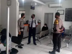 Patroli Dialogis Bhabinkamtibmas Polsek Jatitujuh Sambangi Warga Berikan Himbauan Kamtibmas dan Prokes