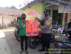 Sambut HUT Bhayangkara Ke 76, Bhabinkamtibmas Berikan Bantuan Sosial Kepada Petugas Parkir