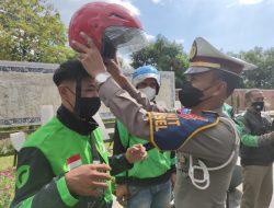 Gelar Ops Patuh Lodaya, Satlantas Polres Majalengka Bagikan Helm Gratis Kepada Ojek Online