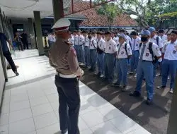 Panit Lantas Polsek Jatiwangi Sosialisasi “Operasi Patuh Lodaya 2022” di Sekolah SMK PGRI Jatiwangi