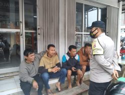 Sambangi Warga Yang Sedang Nongkrong Patroli Polsek Banjaran Memberikan Himbauan Prokes