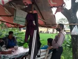 Polsek Cigasong Edukasi Prokes Pada Warga Saat Patroli Sore