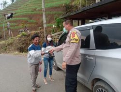 Polisi di Argapura Bagikan Masker dan Imbuan di Tempat Wisata