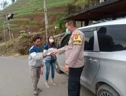 Polisi di Argapura Bagikan Masker dan Imbuan di Tempat Wisata