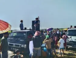 Revolusioner Pemuda Karang Taruna Putra Wungureja Menggelar Aksi Unjuk Rasa Di Jalan Ahmad Yani Desa Layansari.