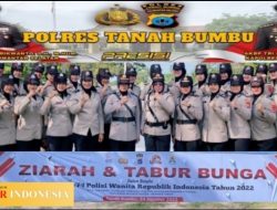 Polwan Polres Tanah Bumbu Ziarah Tabur Bunga Makam Pahlawan HUT-74 Polisi Wanita