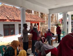 Wakapolsek Jatitujuh Bersama Bhabinkamtibmas, Pantau Pelaksanaan Bulan Imunisasi Anak Nasional (BIAN)