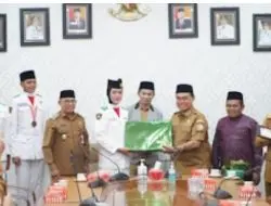 Bupati dan Wakil Tanbu beri Piagam dan Bonus Hp serta Laptop Kepada 3 Paskiraka Nasional