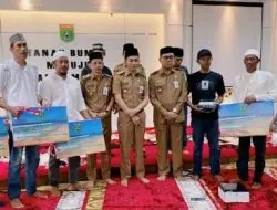 Sekda Tanbu Kalsel H.Ambo Sakka Serahkan Batuan untuk 12 Kelompok Nelayan