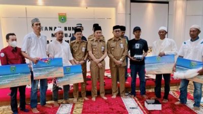 Sekda Tanbu Kalsel H.Ambo Sakka Serahkan Batuan untuk 12 Kelompok Nelayan