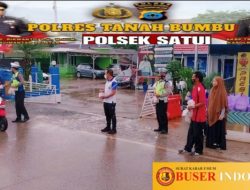 Terus Berbagi Rejeki Polsek Satui Polres Tanbu berikan Nasi Bungkus Gratis