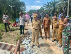 Sekda Tanbu H.Ambo Tinjau jembatan Rusak Penghubung Antar Desa Banjarsari Angsana