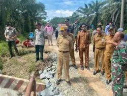 Sekda Tanbu H.Ambo Tinjau jembatan Rusak Penghubung Antar Desa Banjarsari Angsana