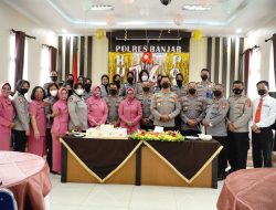 Rayakan Hari Jadi ke-74, Polwan Polres Mendapat Kejutan Dari Kapolres Banjar