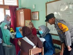 Bhabinkamtibmas Kelurahan Cicenang Pantau Kegiatan Imunisasi Di SDN Cicenang