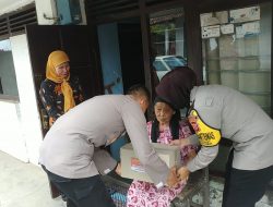 Jumat Berkah, Polisi Majalengka Blusukan Berikan Sembako Kepada Masyarakat Kurang Mampu