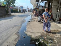 Gegara Air Comberan ke Jalan,Warga Minta Penataan Saluran. 