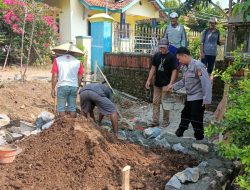 Tingkatkan Keamanan, Bhabinkamtibmas Bersama Warga Gelar Baksos Bangun Pos Ronda