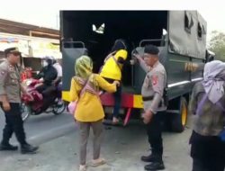 Aksi Kemanusian Polres Majalengka dan Polsek Dawuan Angkut Karyawan Pabrik Pasca Aksi Mogok Angkutan Umum