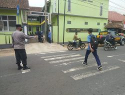 Personil Polsek Banjaran Pelayanan Gatur Pagi Guna Berikan Rasa Aman Pada Pengguna Jalan