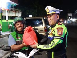 Dampak Kenaikan Harga BBM, Satlantas Polres Majalengka Berikan Bansos Kepada Pengemudi Ojek Online