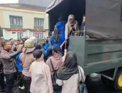 Meski Hujan Deras, Polisi Angkut Pulang Demonstran Mahasiswa Usai Unras Di DPRD Majalengka